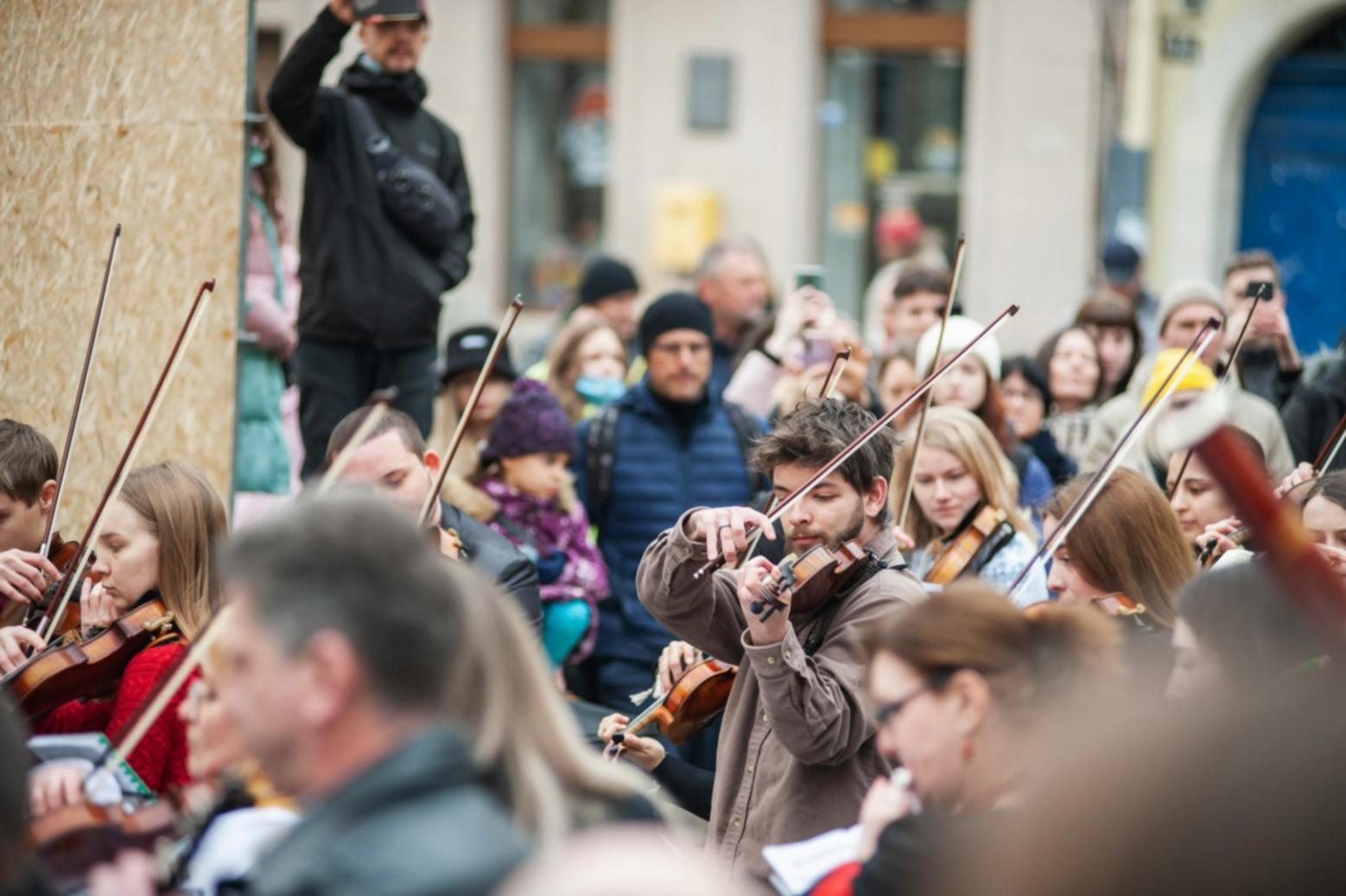 Studenti che analizzano partiture storiche durante una lezione pratica di storia musicale