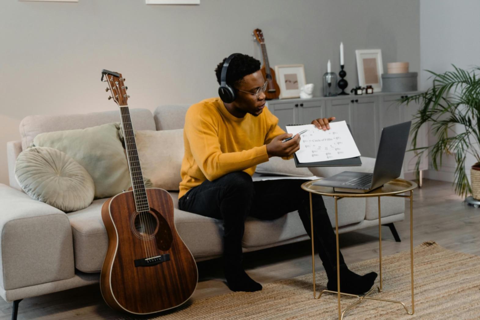Aula moderna con strumenti musicali storici e tecnologie digitali per l'analisi musicale